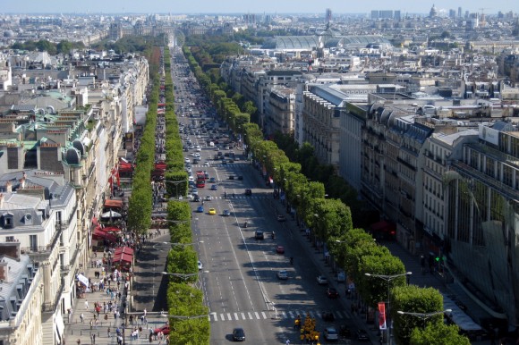 Avenida de los Campos Elíseos desde el Arco de Triunfo, París. © wallyg, vía Flickr.