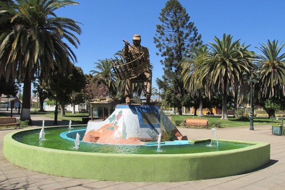 Monumento al Tejededor de Mimbre en la Plaza de Armas de Chimbarongo. © Marco Antonio Correa Flores, vía Wikimedia Commons. 