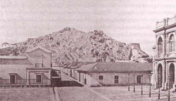 Vista del cerro Santa Lucía antes de su remodelación hacia 1870. Fuente: Archivo fotográfico y digital de la Biblioteca Nacional.