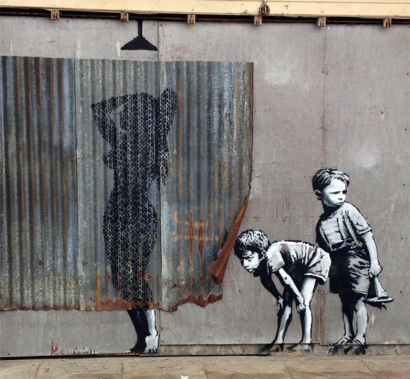 Mural de Banksy en Dismaland. (Imagen vía brightside.me)