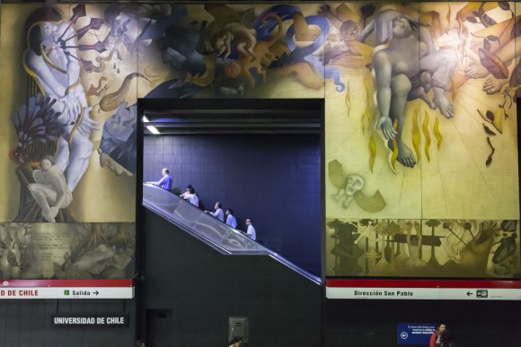 Mural "Memoria Visual de una Nación" de Mario Toral en la estación Universidad de Chile. © Andrea Manuschevich para Plataforma Urbana