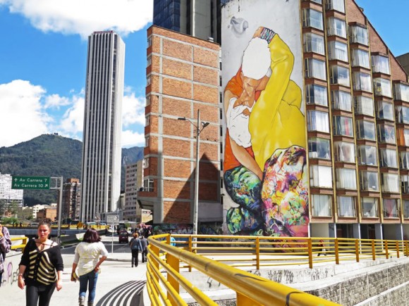 'El beso de los invisibles' en la Calle 26, Bogotá. Image vía TuHotelBogota.co