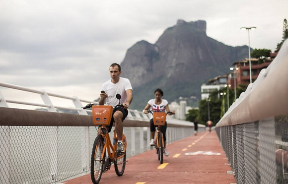 Carril bici entre Leblon y el barrio de São Conrado, en Río de Janeiro. Imagen © Ricardo Borges / Folhapress