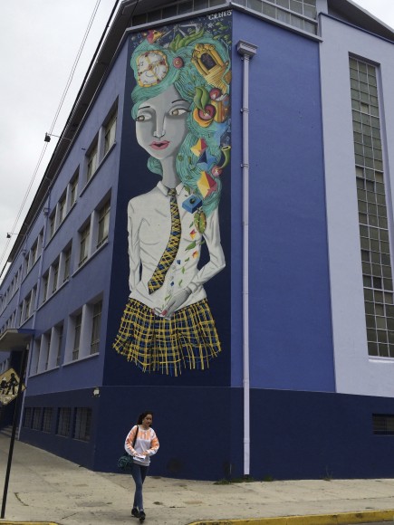 Mural en el Liceo Matilde Brandau de Ross en Valparaíso. Cortesía de Cines.