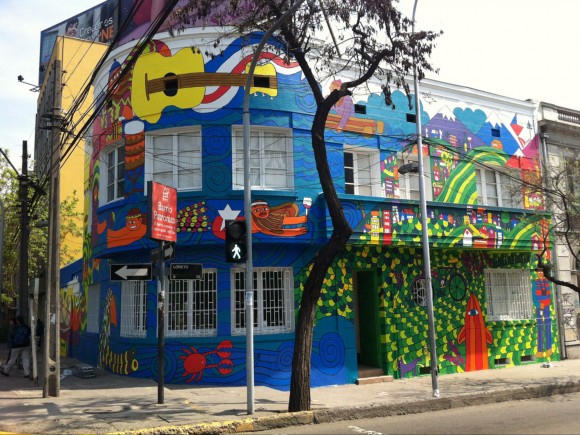 Mural Chile Pinta, en Calle Loreto con Avenida Santa María. Payo.