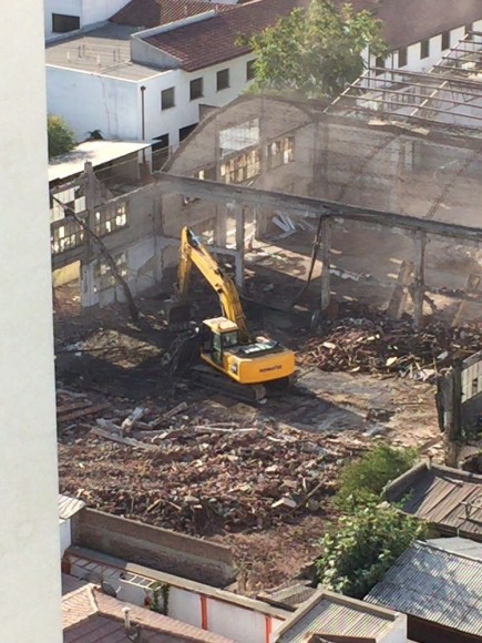 Inicio de demolición en casas de calle Álvarez de Toledo, San Miguel. Cortesía Patrimonio Santiago Sur.