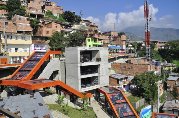Escaleras mecánicas en Medellín, Colombia. © Embarq Brasil, vía Flickr.