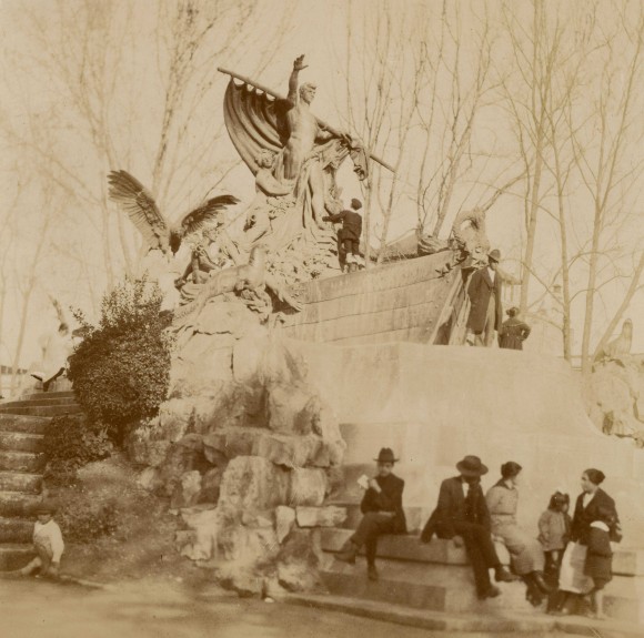 Fuente Alemana, inaugurada en 1912 en el Parque Forestal de Santiago. c. 1915. Archivo Patrimonial Brügmann.