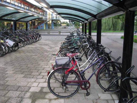 Estacionamiento para bicicletas en Houten, Holanda. Vía Flickr Commons Usuario: Design for Health. Licencia: BY NC 2.0