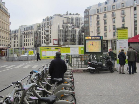 Bicicletas públicas al lado de estación de Metro en París. © Pedestre