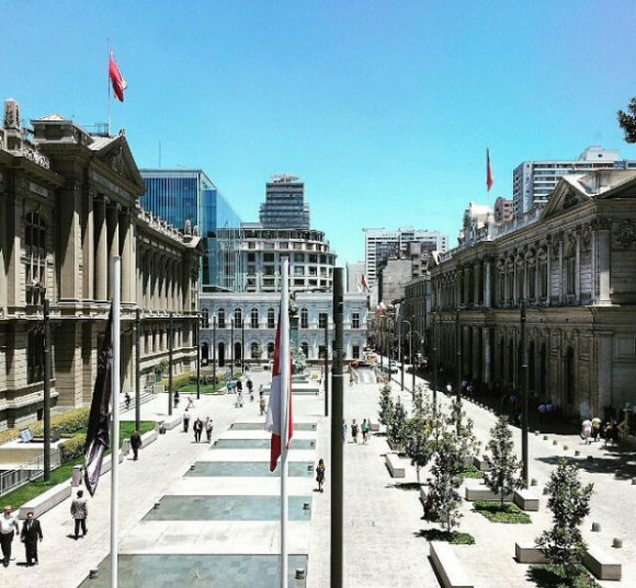 Plaza Montt-varas frente al Palacio de los Tribunales de Justicia, Santiago. Instagram Usuario:  @jotasanchezeta vía @santiagodechile