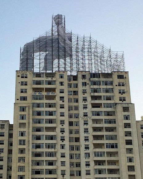 Construcción de la instalación que muestra a Mohamed Younes Idriss saltando sobre edifício. Imagen © JR, vía Facebook del artista