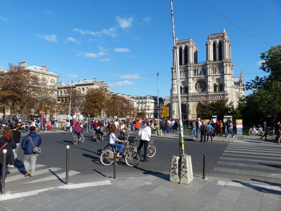 Notre Dame, París. Día Mundial Sin Autos 2015. © Wikimedia Commons Usuario: Ulamm. Licencia CC BY-SA 4.0