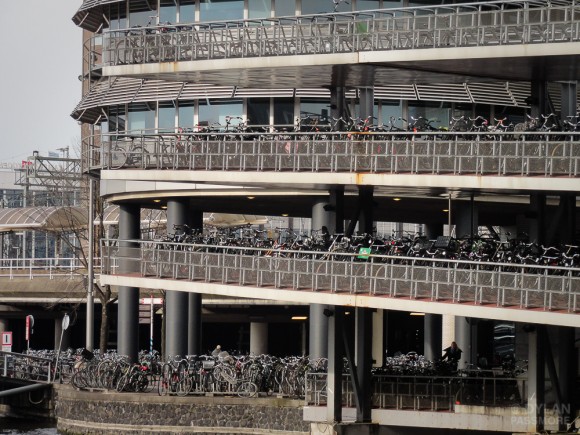 Amsterdam estacionamientos bicicletas Flickr Usuario Dylan Passmore Licencia CC BY-NC 2.0