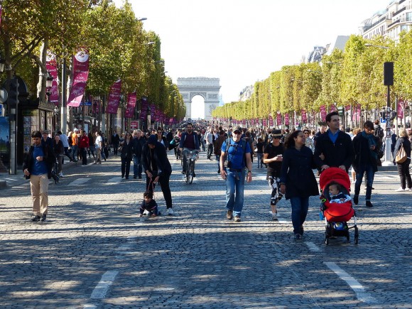 Campos Elíseos de París para el Día Mundial Sin Autos 2015. © Wikimedia Commons Usuario: Ulamm. Licencia CC BY-SA 4.0