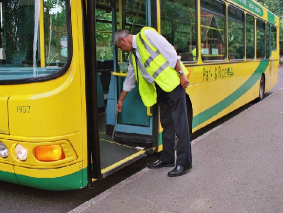 Rampa manual en bus con sistema de accionamiento de fácil uso. 