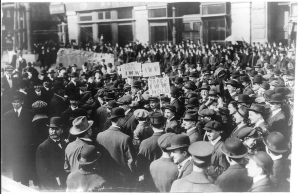 Manifestación de los Trabajadores Industriales del Mundo (IWW, por su sigla en inglés) en Nueva York, 1914. Image © Wikipedia Commons usuario: Bkwillwm, bajo dominio público