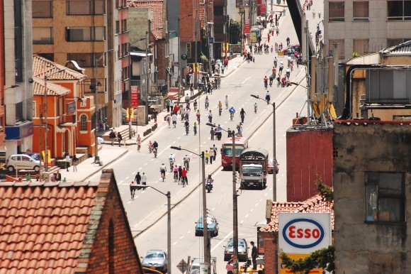 Ciclistas en Bogotá en 2009. Image © Nathaa [Flickr], bajo licencia CC BY-NC 2.0