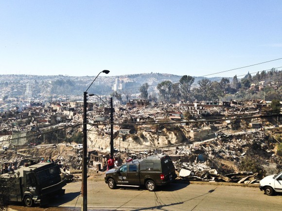 Incendio Valparaíso 2014 (Imagen de referencia). Wikimedia Commons usuario: © Gobierno de Chile. Licencia CC BY 3.0 CL