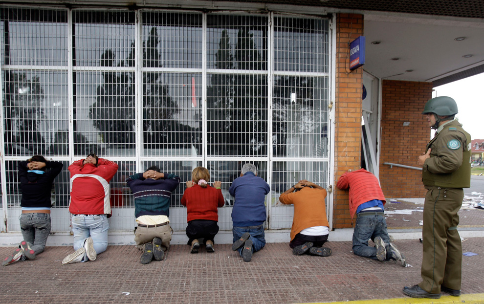 Personas detenidas por saqueos en Talcahuano (AP Photo/ Natacha Pisarenko)
