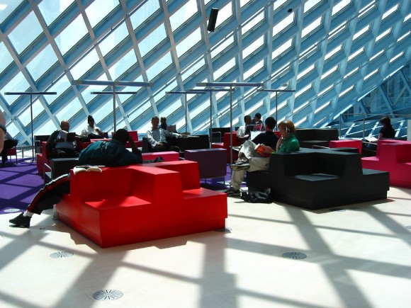 Biblioteca Pública de Seattle, Foto vía Flickr por Scrunchleface