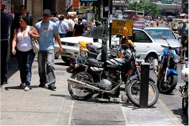 Las aceras y sus esquinas ocupadas por todo tipo de vehículos entorpeciendo el libre tránsito peatonal. Foto tomada del diario ”Ultimas noticias”