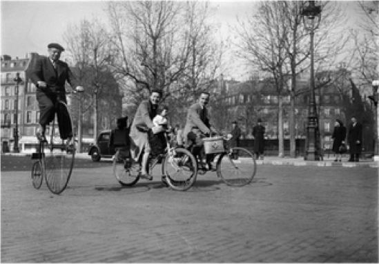 Bicicletas en París en marzo de 1941. (LAPI / Roger-Viollet).