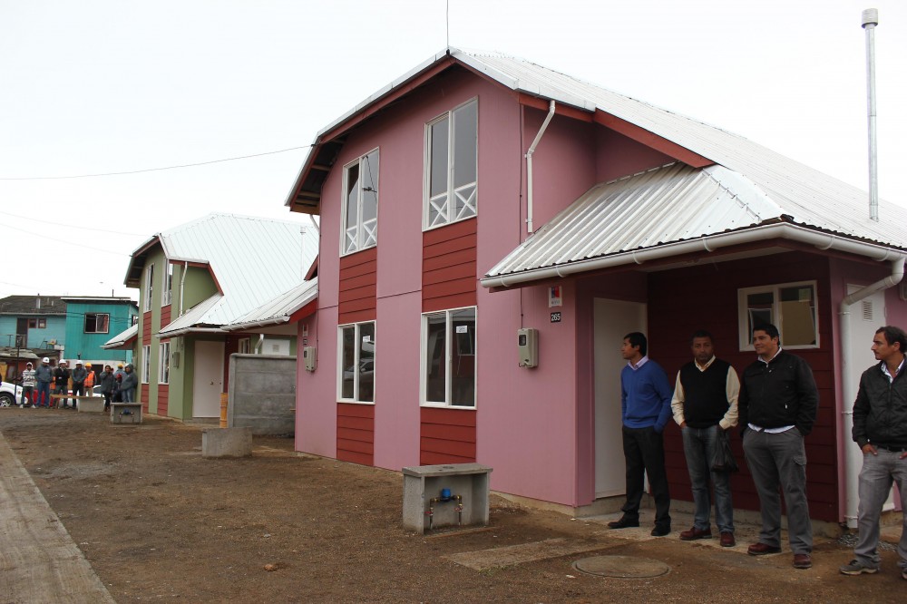 Ministro vivienda entrega casas en Penco