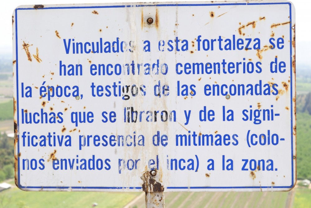 Letrero de la huaca de Chena en mal estado. Fuente: origenamericano.blogspot.com