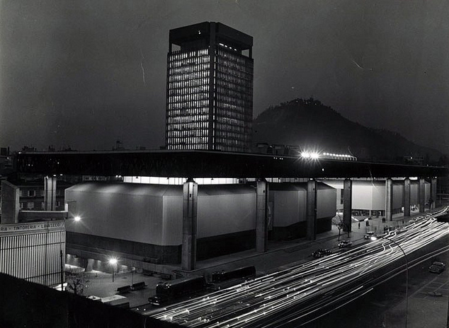 Vista nocturna del Edificio UNCTAD III, Santiago 1972. Fuente: Min. Relaciones Exteriores de Chile