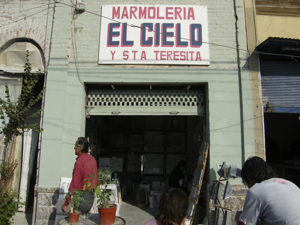 Marmolería "El Cielo" en calle Valdivieso. © Plataforma Urbana.