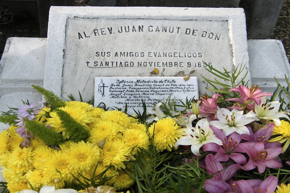 Tumba del Reverendo Juan Canut, el primer disidente sepultado en el Cementerio General. © Plataforma Urbana.