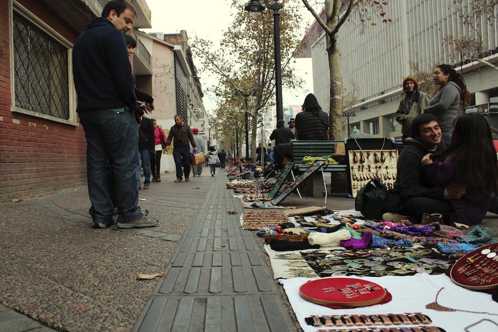 Hace décadas que a la entrada del barrio, en la calle Pío Nono, se instalan estos puestos de artesanías. © Plataforma Urbana.