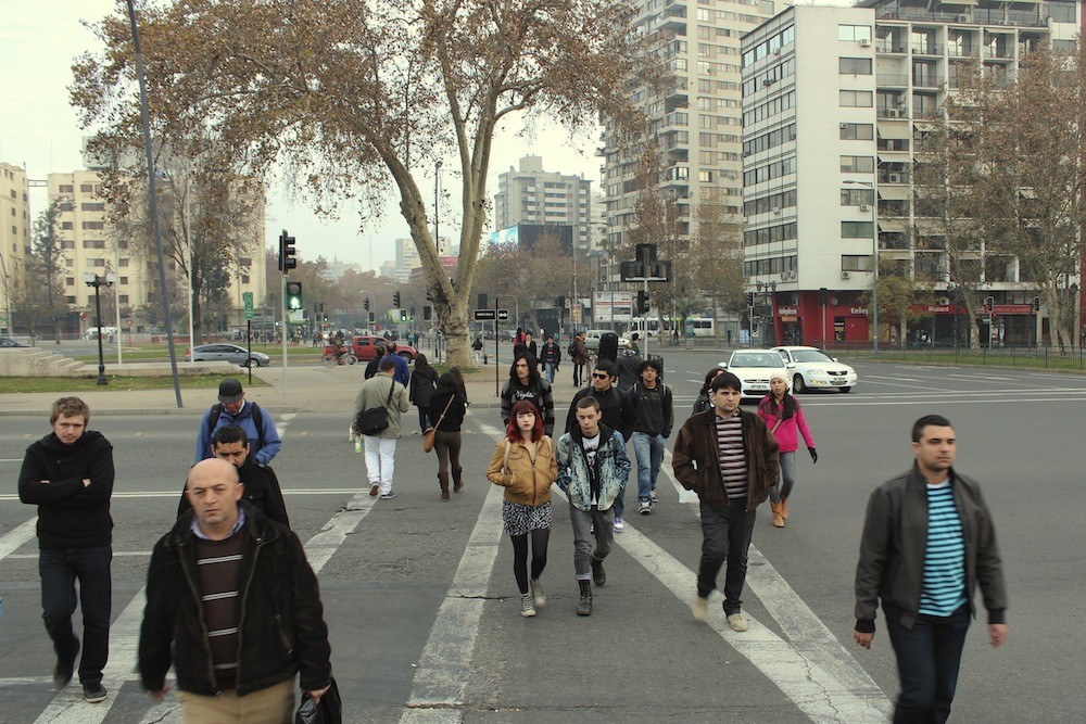 Todo el día gente va y viene del Barrio Bellavista a Plaza Italia. © Plataforma Urbana.