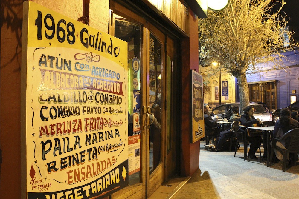 Carta de la comida típica chilena que ofrece el restaurante Galindo, en calle Constitución. © Plataforma Urbana.