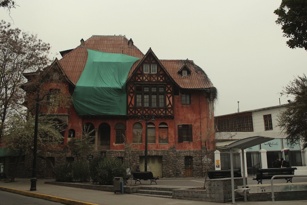 Fachada en remodelación del Palacio Lehuedé o Casa Roja, en Plaza Camilo Mori, calle Constitución. © Plataforma Urbana.