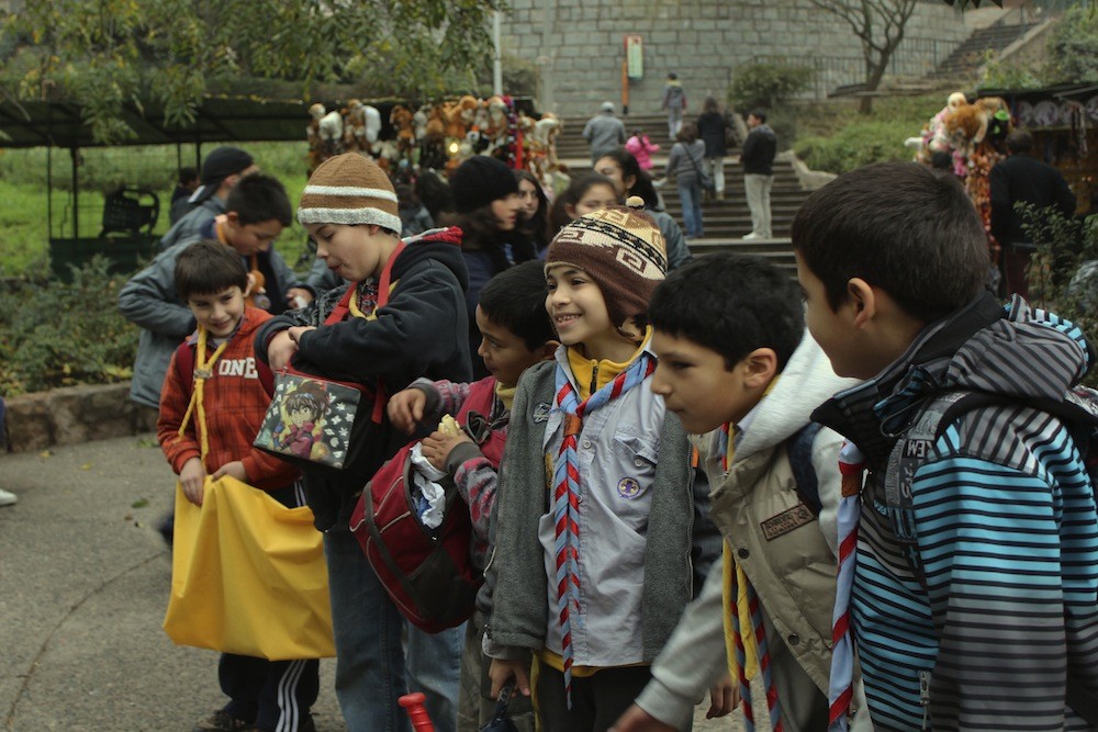 Niños scout en las afueras del Zoológico Metropolitano. © Plataforma Urbana.
