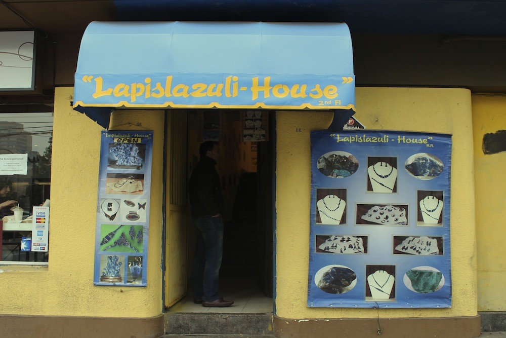 La tienda Lapislázuli House está en el Barrio Bellavista desde 1971 y marca el inicio de la Ruta del Lapislázuli. © Plataforma Urbana.
