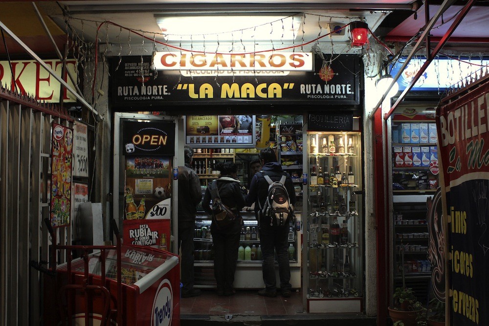 Como este local hay muchos en calle Pío Nono, frecuentados por jóvenes. © Plataforma Urbana.