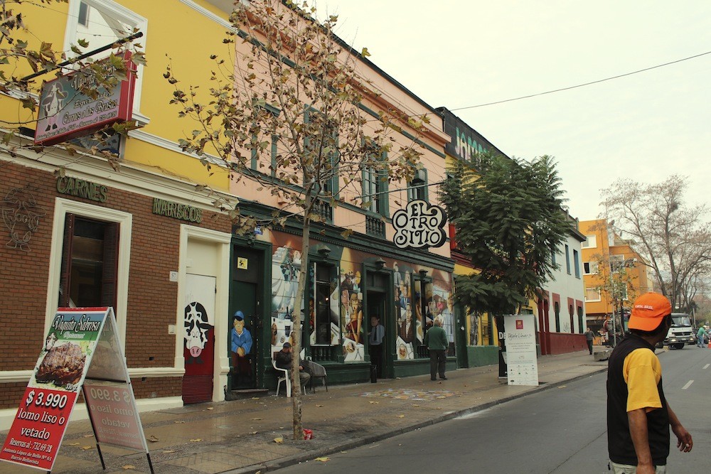 Atractivos murales llaman la atención en las fachadas de bares y discoteques. © Plataforma Urbana.