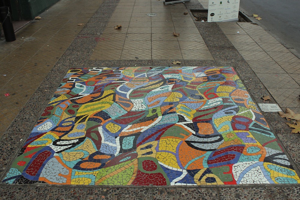 Mosaico de Sami Benmayor en la calle Ernesto Pinto Lagarrigue. © Plataforma Urbana.