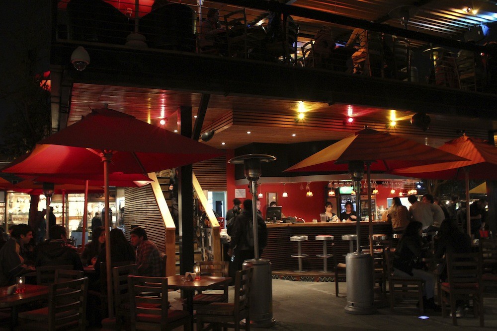 Vida nocturna en restaurantes del Patio Bellavista. © Plataforma Urbana.
