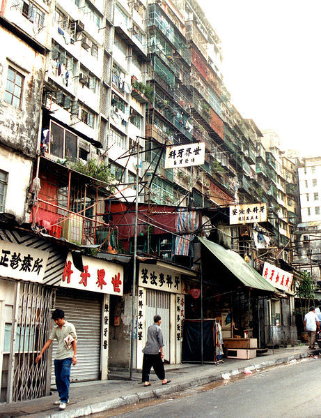 516ede5fb3fc4bc61c00011d_infographic-life-inside-the-kowloon-walled-city_461px-kowloon_walled_city_1991