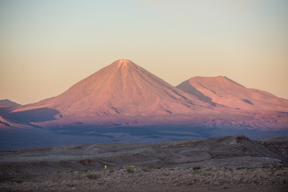 Vista del volcán Licancabur desde el Valle de la Muerte.