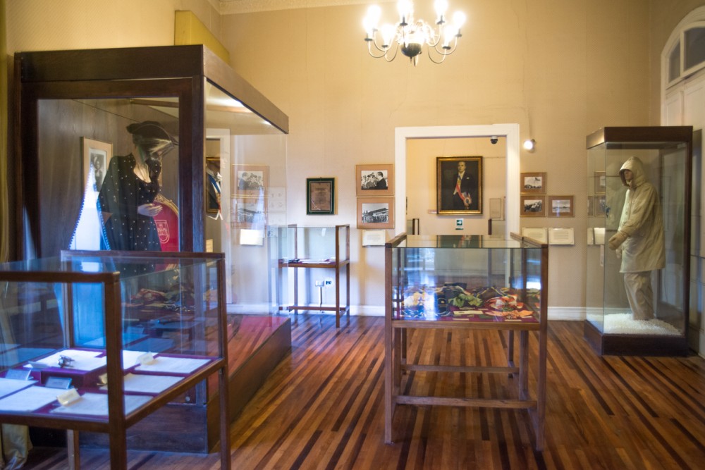 Exhibición de objetos personales y trajes usados por González Videla durante su presidencia.