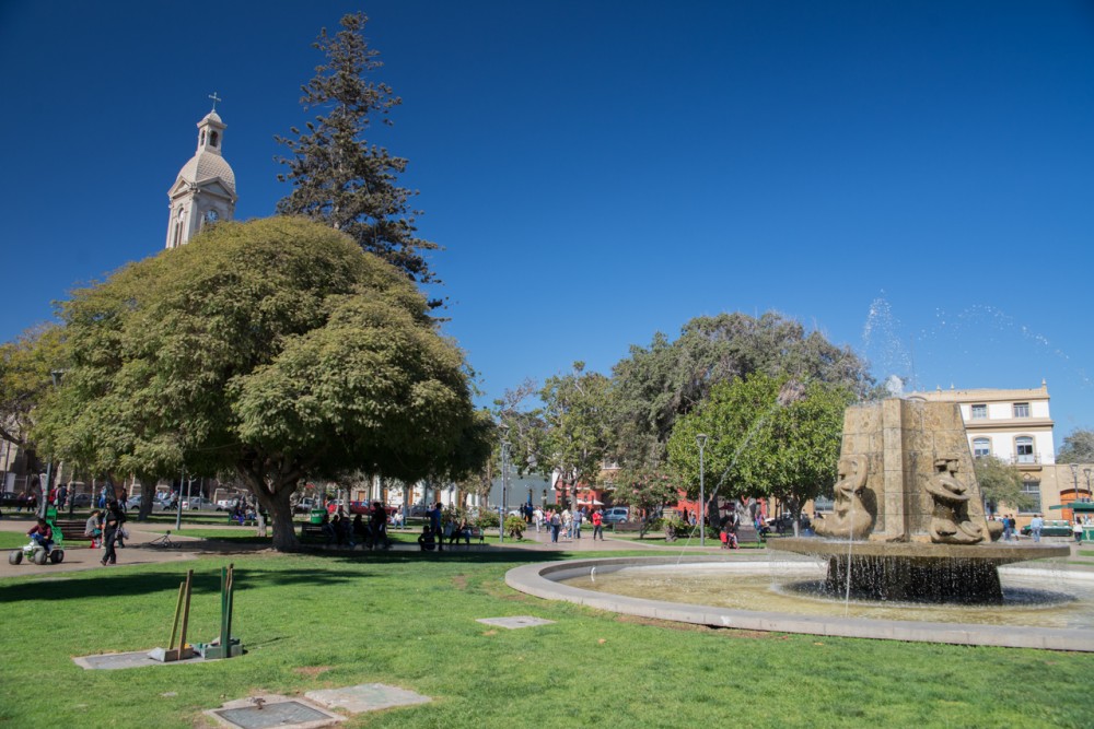 Pileta y Catedral de la Plaza de Armas.