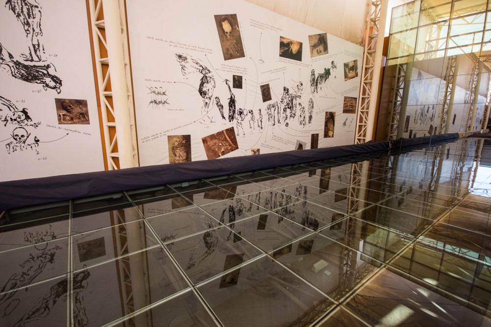 Museo Colón 10 y el vidrio que cubre a las momias.