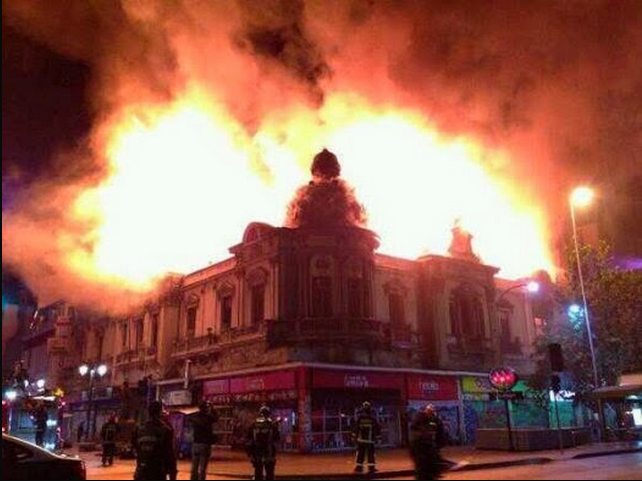 Incendio del palacio Aldunate, el 10 de noviembre de 2013. Fotografía radio cooperativa.cl
