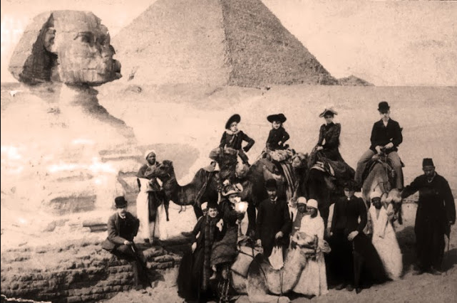 Luis Aldunate (sentado en el muro) junto a su familia  y amigos en las pirámides de Giza en Egipto, 1891. Fotografía perteneciente a la colección de Santiagonostalgico.
