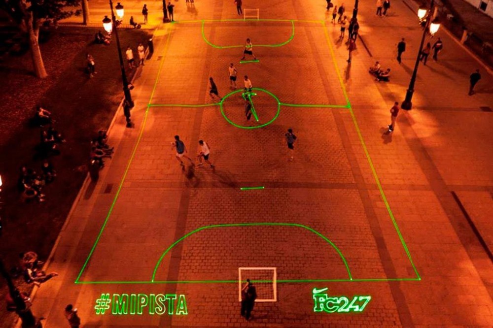 Fig. 10. Nike laser soccer field. Proyección sobre pavimento